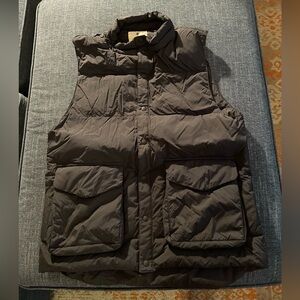Black puffer vest, size M